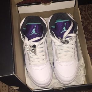 Air Jordan grapes. Lightly worn 1x Rare 5.5y